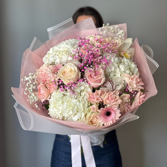     Buchet Baby Girl mare roz cu hortensii, trandafiri și gerbera