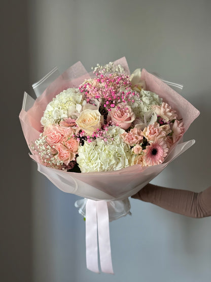     Buchet Baby Girl cu trandafiri, hortensii și gerbera, realizat de Roses & More.