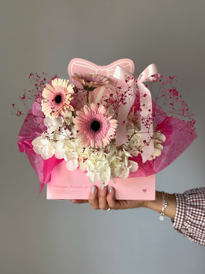     Aranjament floral Ballet Slipper în nuanțe delicate de alb și roz.