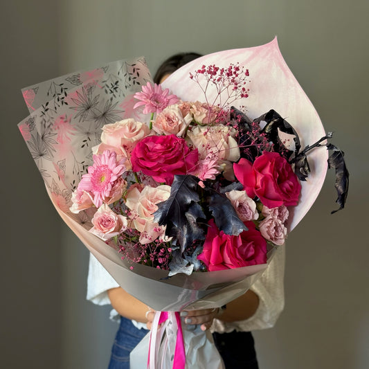     Black Hibiscus buchet roz cu trandafiri și accente negre