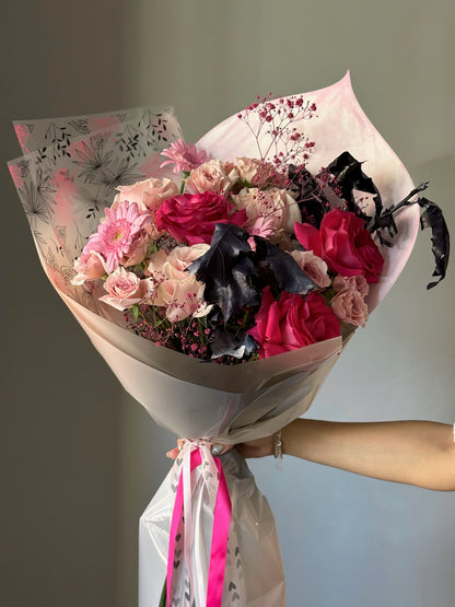     Buchet Black Hibiscus cu trandafiri și mix de flori roz
