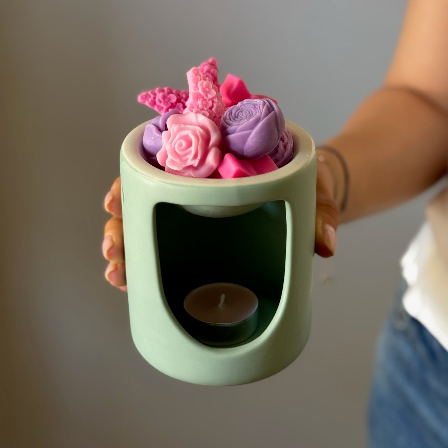 Arzător ceramic cu wax melts parfumate cu mix de flori delicate