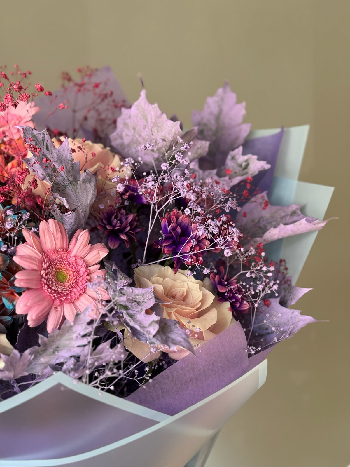 Blue Valentine buchet colorat cu gerbera, crizanteme și trandafiri