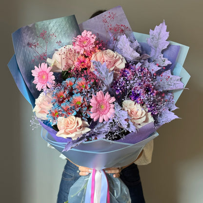 Blue Valentine buchet tomnatic în culori electrice cu crizanteme, trandafiri și gerbera