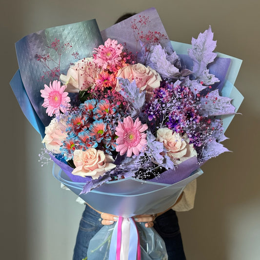Blue Valentine buchet tomnatic în culori electrice cu crizanteme, trandafiri și gerbera