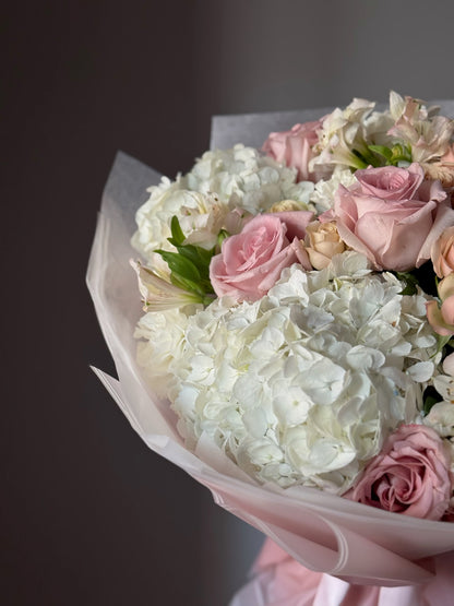 Blush Babe buchet delicat cu flori roz și albe, hortensii și trandafiri
