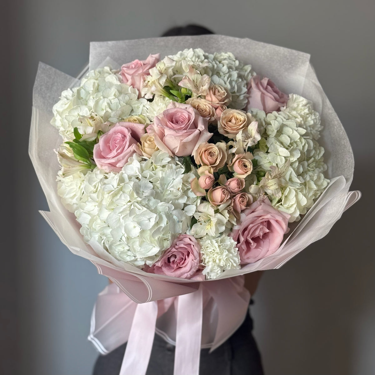 Blush Babe buchet roz și alb cu hortensii și trandafiri