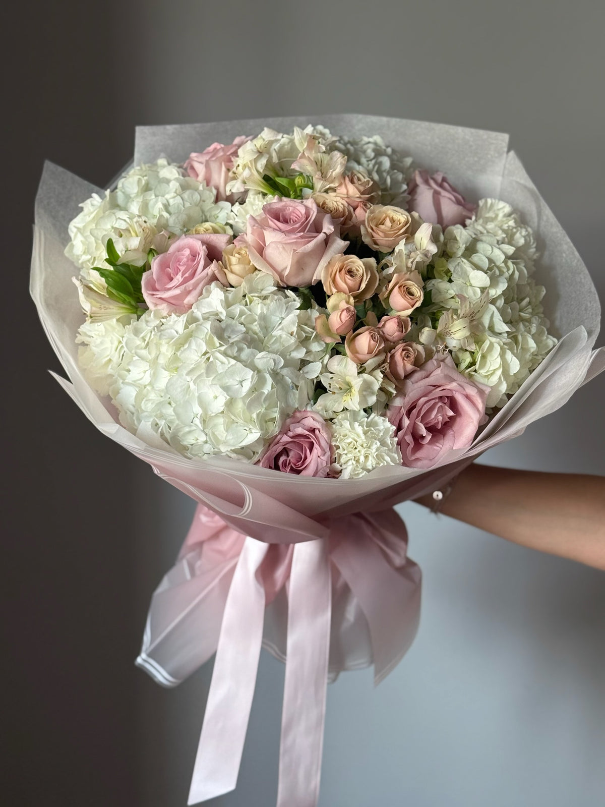Buchet Blush Babe mare cu trandafiri și hortensii în nuanțe de roz și alb