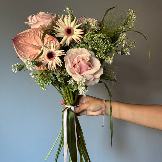   Buchet de mireasă Blush Meadow Bride cu anthurium, gerbera și verdeață, realizat într-un stil natural și moder