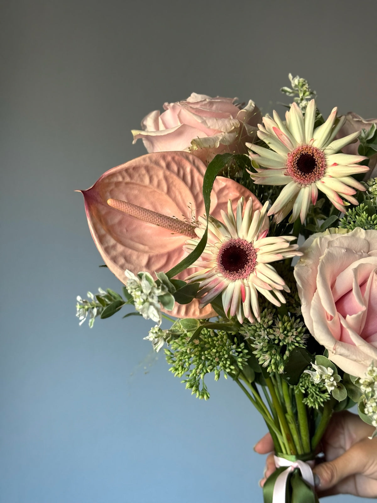     Detaliu cu anthurium și gerbera din buchetul de mireasă Blush Meadow Bride