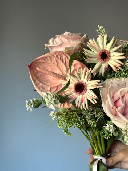     Detaliu cu anthurium și gerbera din buchetul de mireasă Blush Meadow Bride