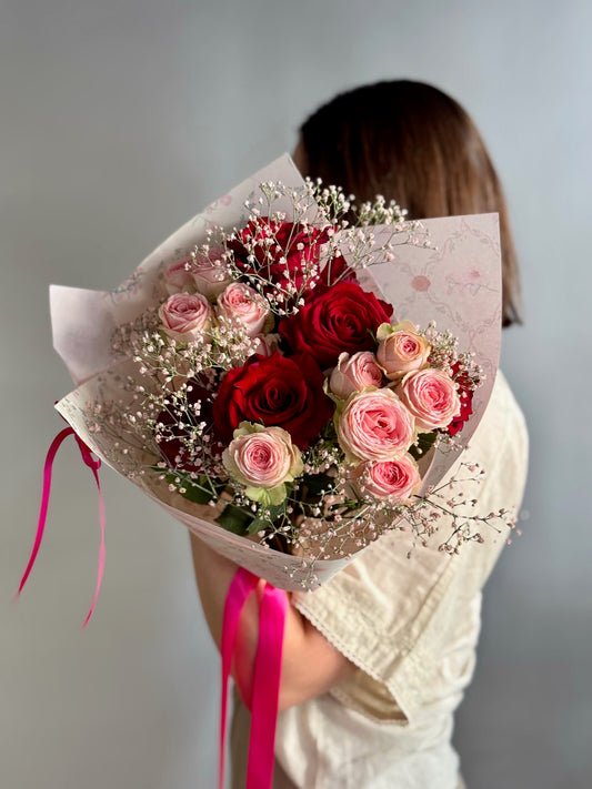 Blush of Love buchet de flori cu trandafiri rosii