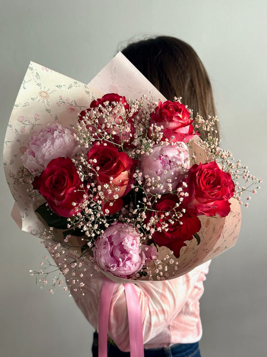 Buchet Blush of Love cu trandafiri si bujori roz