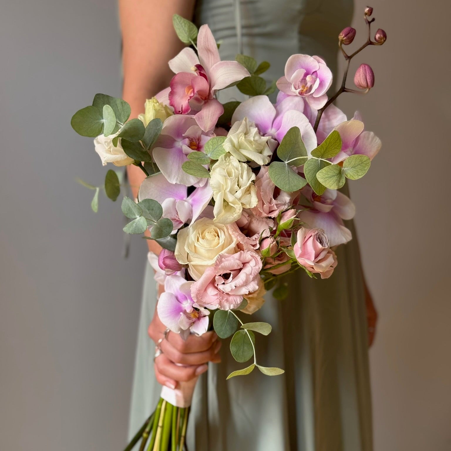 Buchet de mireasă elegant cu trandafiri roz, orhidee și verdeață de eucalipt