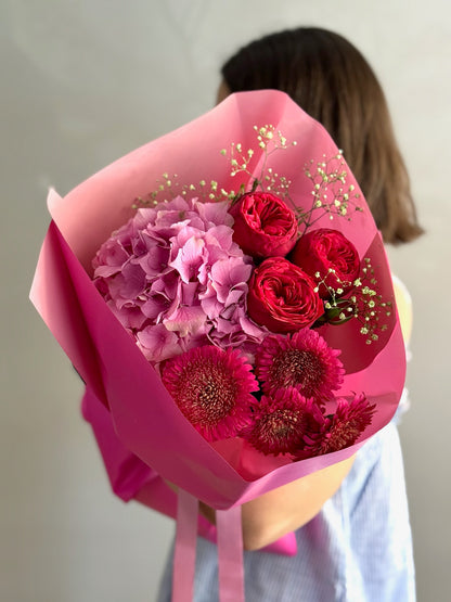 Bold Romance buchet de flori și trandafiri și hortensie