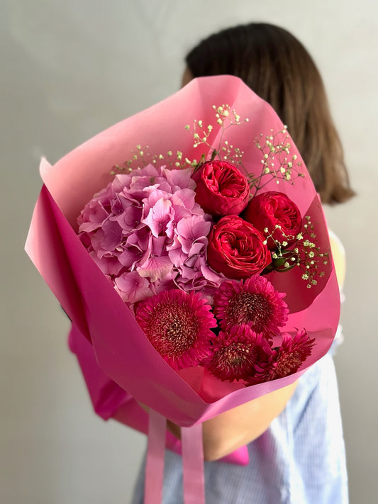 Bold Romance buchet de flori și trandafiri și hortensie