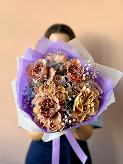 Buchet elegant în nuanțe calde, cu gypsophila colorată și ambalaj mov – Agate