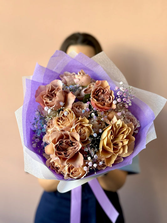 Buchet elegant în nuanțe calde, cu gypsophila colorată și ambalaj mov – Agate