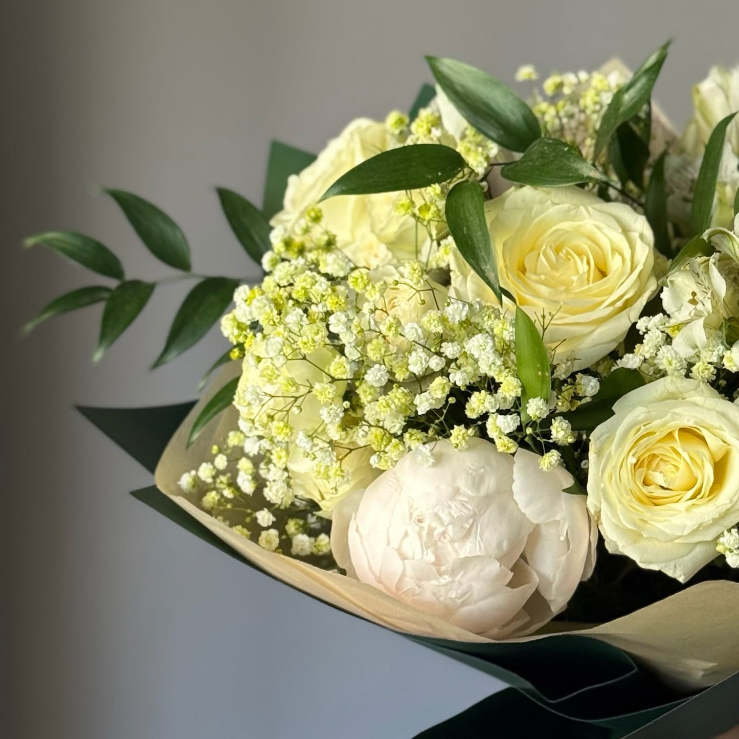 Buchet elegant alb și verde cu trandafiri albi, gypsophila fină și ruscus