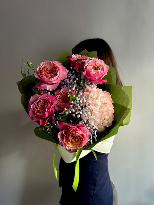 Buchet Alexandrite cu trandafiri de grădină Miyabi în tonuri de roz și fuchsia, Roses & More