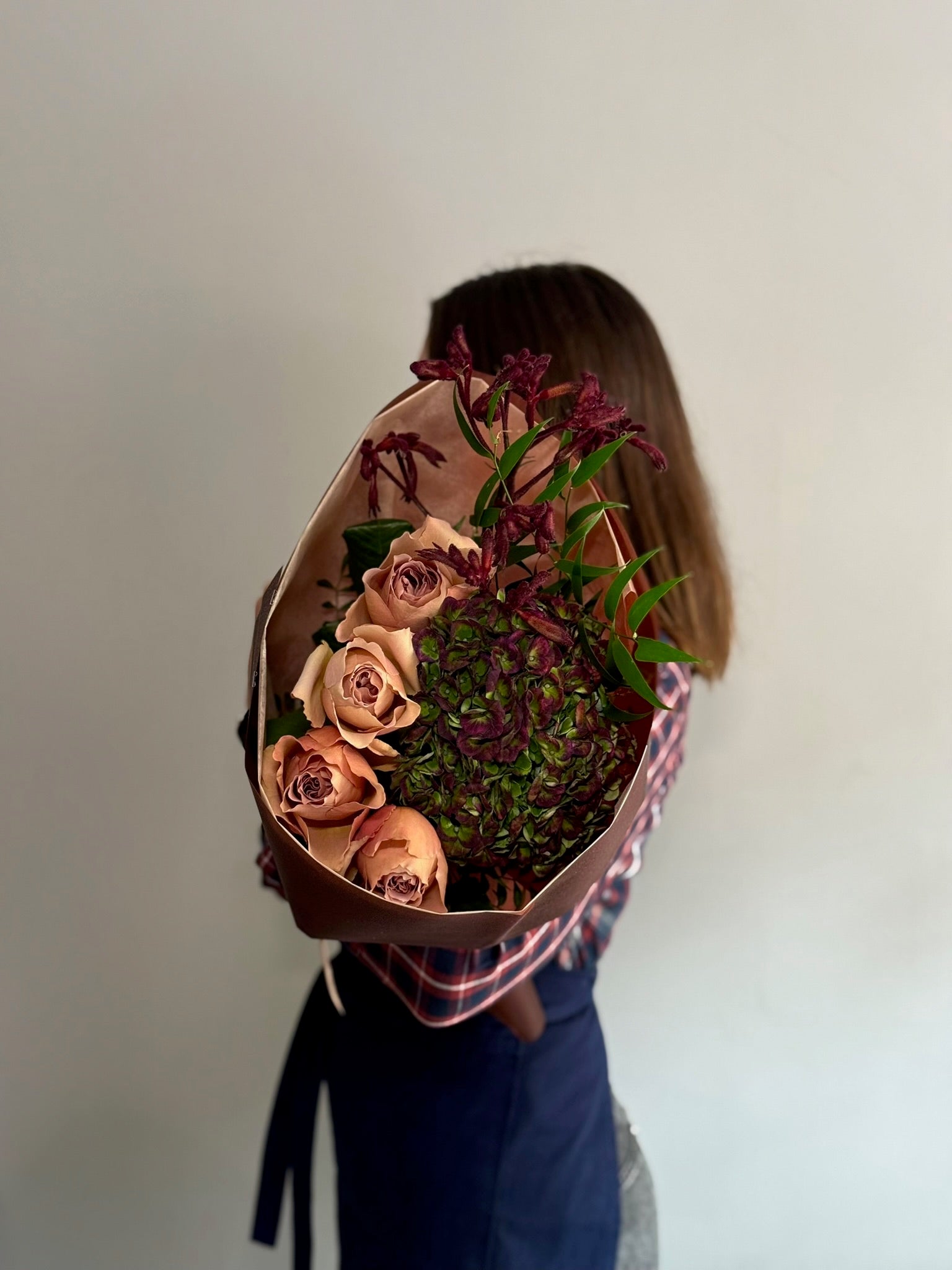 Buchet Autumn Crush cu trandafiri Cafe Latte și hortensie în tonuri adânci, Roses & More