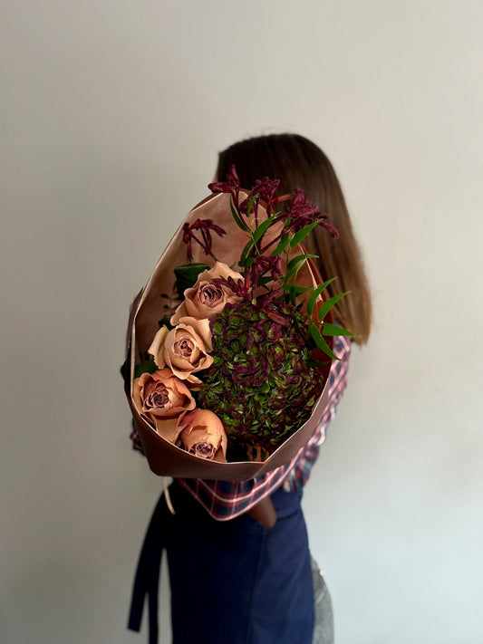 Buchet Autumn Crush cu trandafiri Cafe Latte și hortensie în tonuri adânci, Roses & More