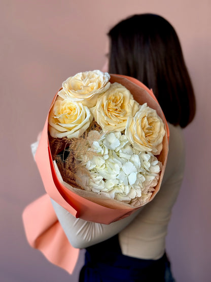 Buchet Bee Happy cu trandafiri Maya galbeni și hortensie pastel – ediție de primăvară, Roses & More