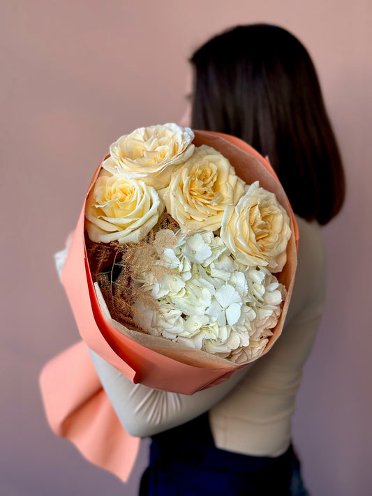 Buchet Bee Happy cu trandafiri Maya galbeni și hortensie pastel – ediție de primăvară, Roses & More