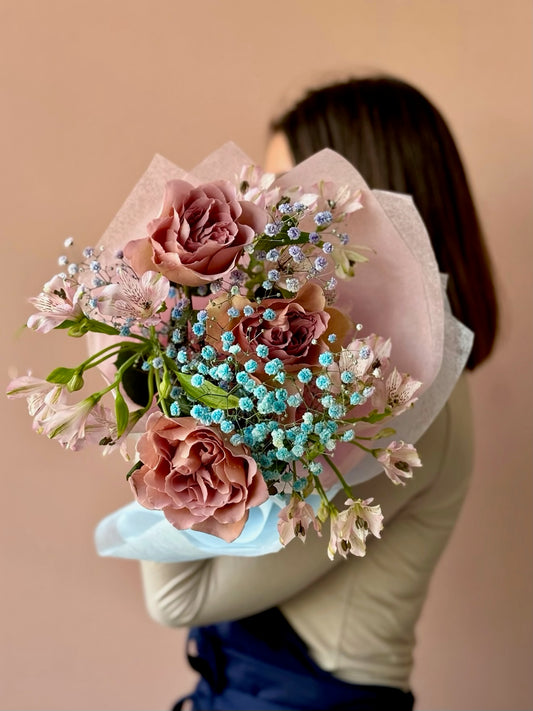 Buchet Butterfly Kisses cu trandafiri Cafe Latte și flori delicate de alstroemeria, Roses & More