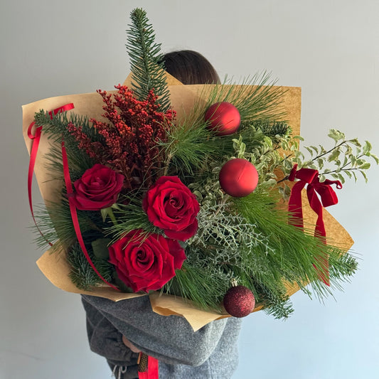 Buchet de Crăciun By the Fire cu conifere parfumate, trandafir roșu și ornamente festive