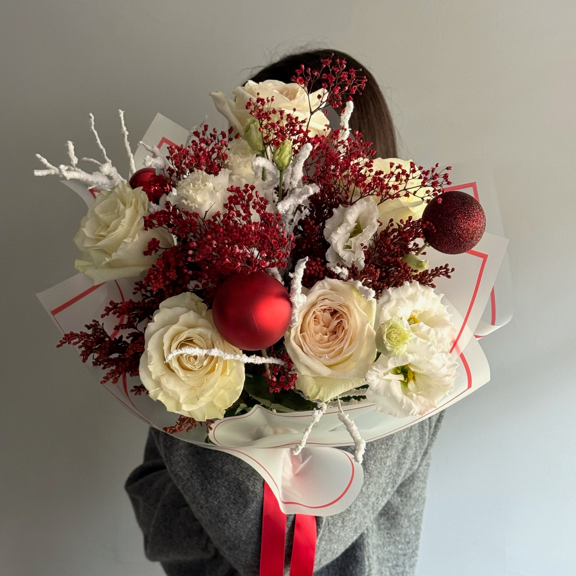 Buchet Candy Cane alb și roșu cu trandafiri, gypsophila roșie și ornamente de Crăciun