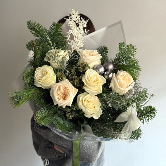 Buchet Catching Snowflakes cu conifere naturale, trandafiri albi și decorațiuni argintii