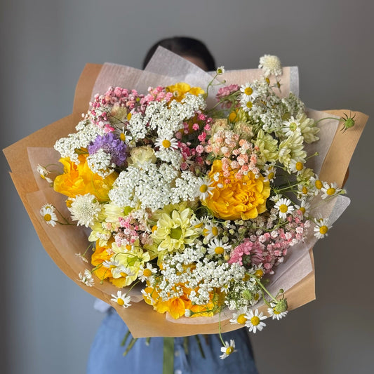 Buchet Chamomile Fields cu flori galbene și flori de câmp, ambalat în hârtie kraft