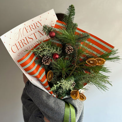 Buchet Christmas Bits cu mix de conifere, portocale deshidratate, conuri și globuri