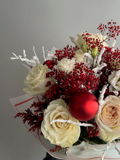 Buchet de Crăciun în nuanțe de alb și roșu cu trandafiri și crenguțe cu zăpadă
