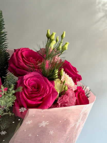 Buchet festiv de iarnă Warm Heart cu ambalaj cu fulgi de nea și flori colorate