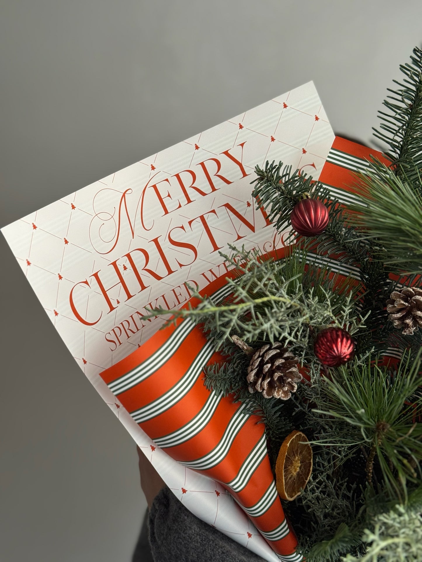 Aranjament festiv Christmas Bits cu conifere, accente rustice și ambalaj special de Crăciun