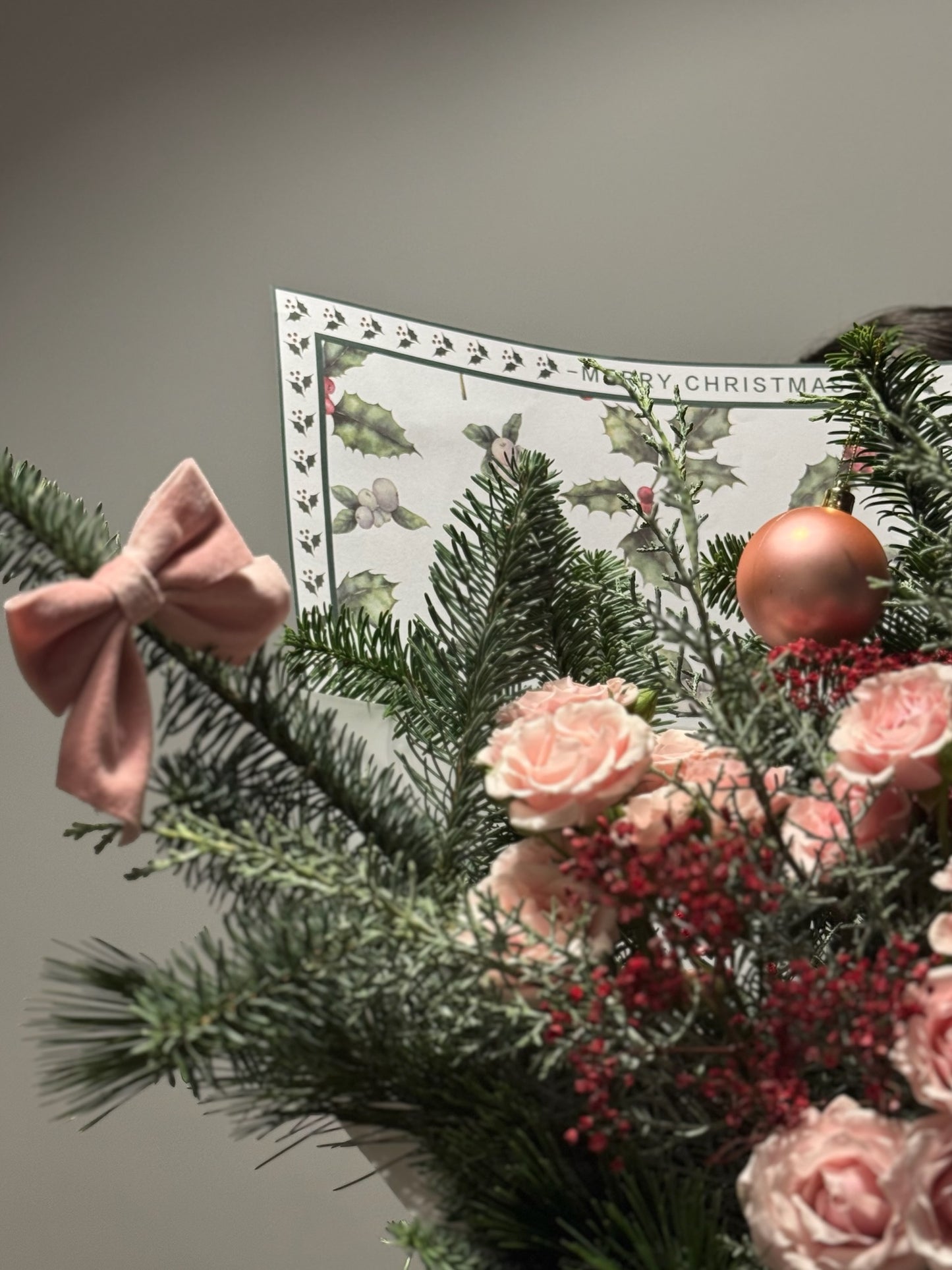 Buchet de Crăciun Winter Sparkle cu conifere, trandafiri roz și ambalaj festiv