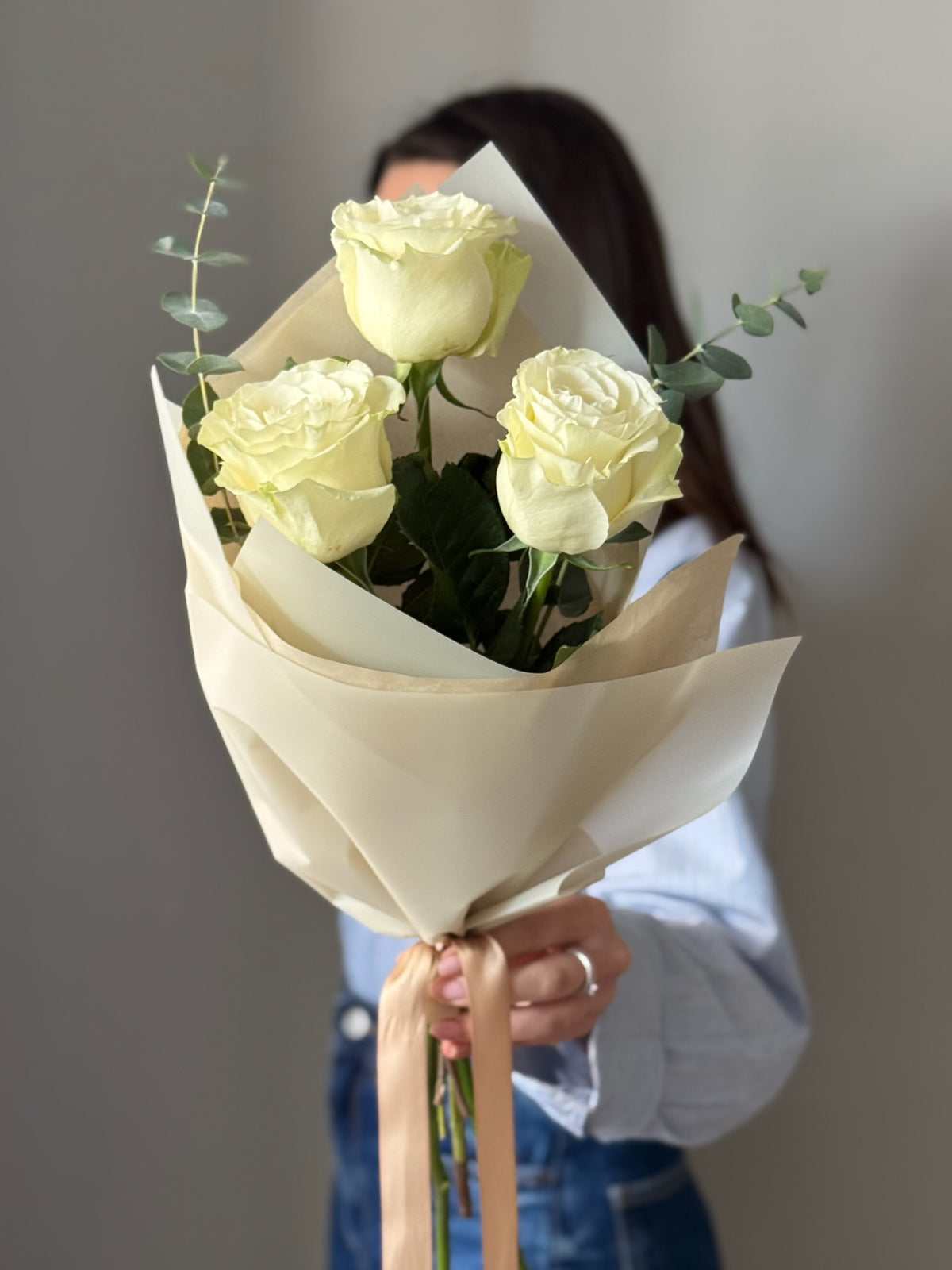 Buchet cu 3 trandafiri albi cu eucalipt și ambalaj crem
