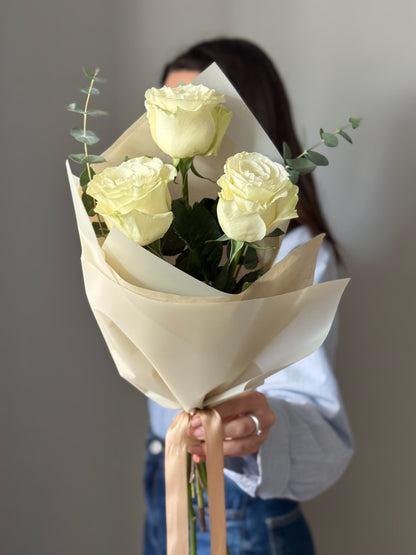Buchet cu 3 trandafiri albi cu eucalipt și ambalaj crem