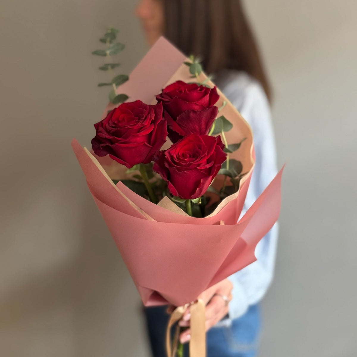 Buchet cu 3 trandafiri roșii, eucalipt și ambalaj elegant