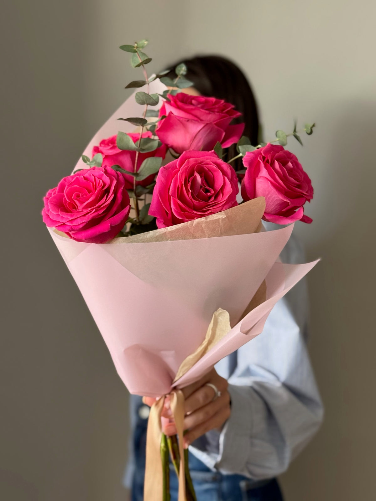 Buchet cu 5 trandafiri fucsia și eucalipt