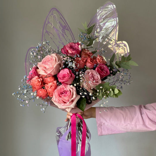 Buchet de trandafiri cu ambalaj fluture roz si mov