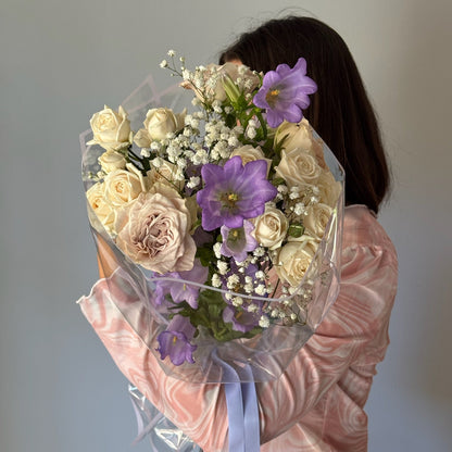 Buchet de flori cu trandafiri gri si clopotei lila
