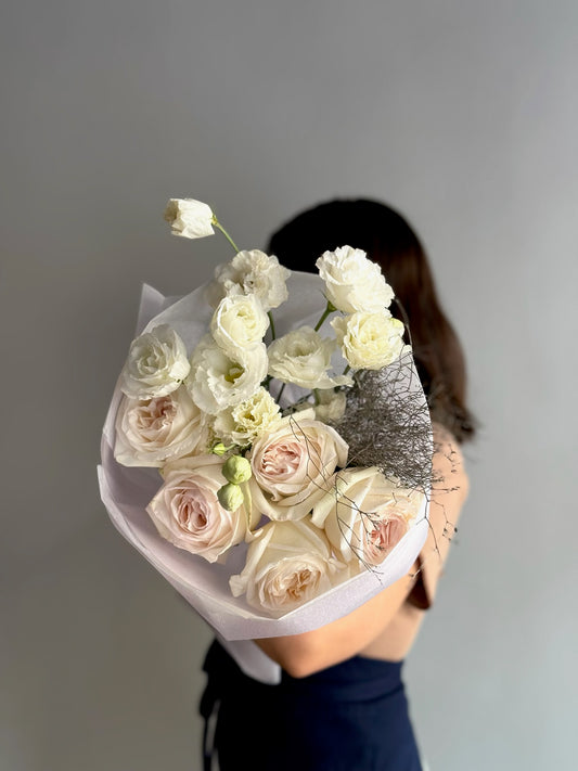 Buchet Dreaming of Snow cu trandafiri White O’Hara și lisianthus alb pur, Roses & More