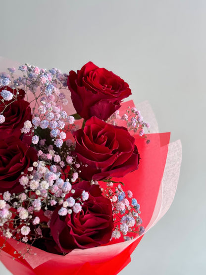 Buchet clasic reinterpretat – trandafiri roșii și gypsophila colorată, Roses & More