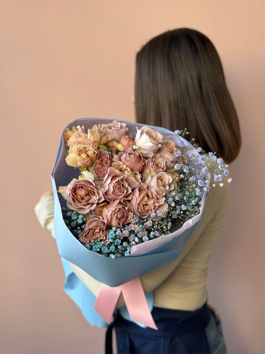 Buchet Fairy Tale cu trandafiri Loli roz și gypsophila rainbow pastelată, Roses & More