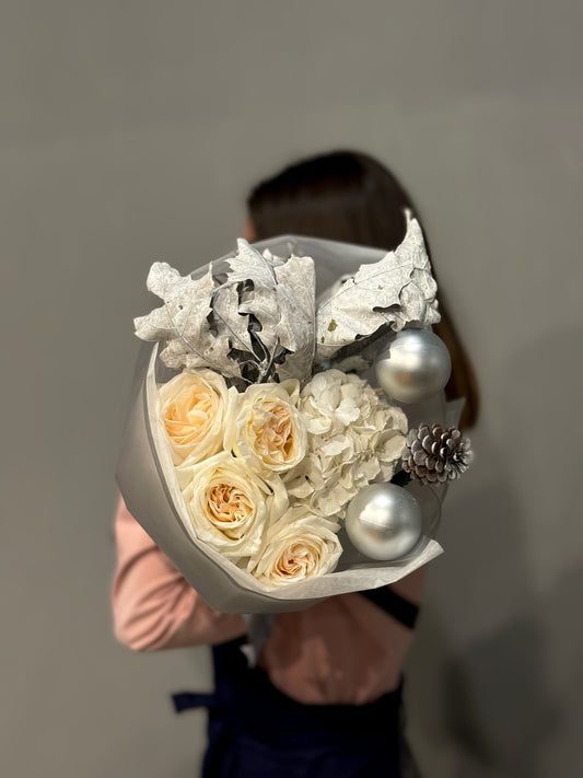 Buchet Feelin’ Frosty cu flori albe și globuri festive – eleganță de sărbătoare, Roses & More