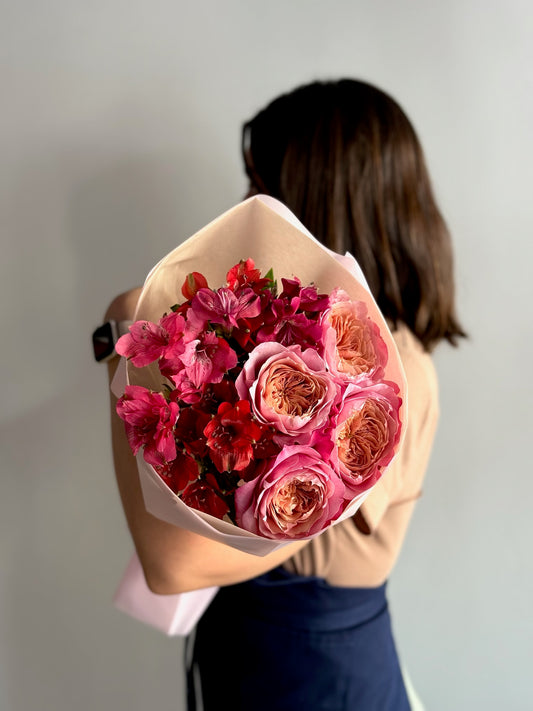 Buchet Feelin’ Hot cu trandafiri Miyabi roz intens și alstroemeria colorată, Roses & More