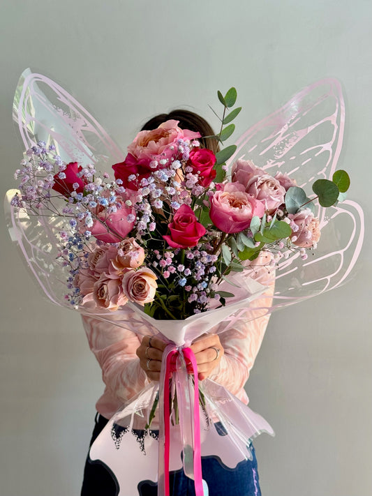 Buchet în formă de fluture cu trandafiri cu eucalipt